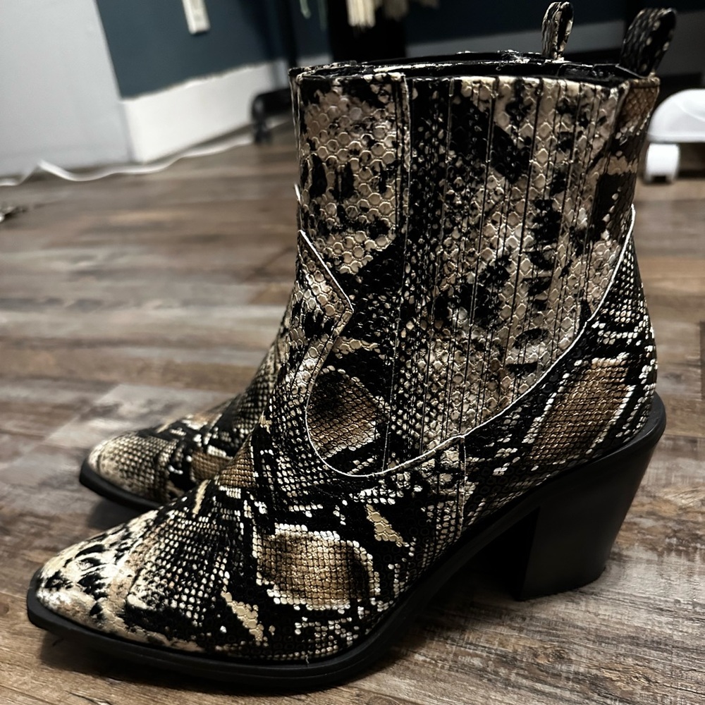 Seven7 Women's Eve Western Snakeskin Embossed Faux Leather Ankle Boots- Size 9